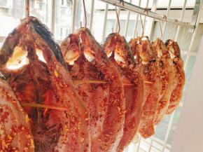 用钩子勾住，挂在阳台上通风处风干晾晒7～15天！