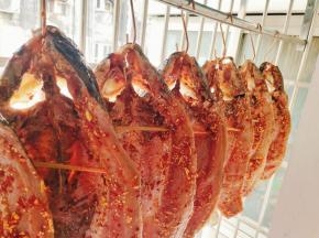 用钩子勾住，挂在阳台上通风处风干晾晒7～15天！