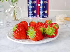 准备食材，挑选新鲜的草莓。