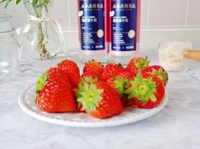 准备食材，挑选新鲜的草莓。