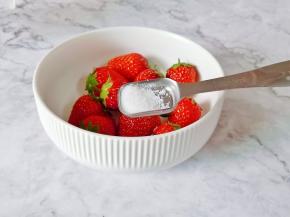 草莓加一勺细盐。