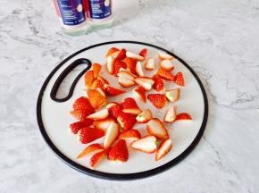 将草莓洗净擦干水份，切成小块。