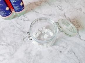 将密封罐热水烫一下消毒，保证无水无油，加一层冰糖。