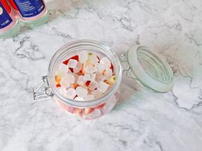 依次加，一层冰糖一层草莓。