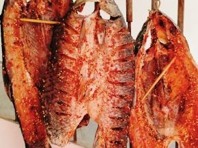 晒制风干过程中可以看到鱼肉变紧实，而且有冒油的状态就可以了！