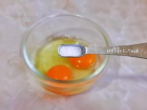 加入少许食盐用筷子打散。