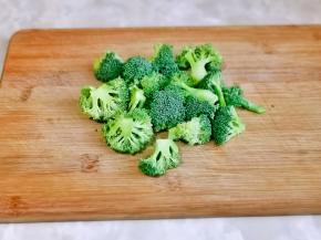 西兰花切小朵洗干净。