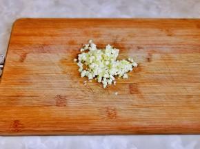 大蒜去皮切末。