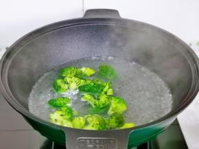 锅中加水烧开，加一小勺食用盐下西兰花焯水30秒捞出，过冷水。