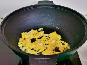起油锅倒入蛋液，小火煎至凝固铲碎盛出备用。