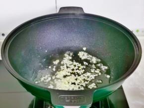 起油锅加入蒜末煸炒出香味儿。