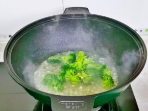 加入西兰花，再加入一汤勺纯净水，一小勺酱油。