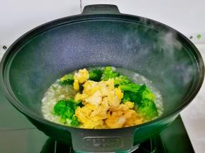 加入煎好的鸡蛋，一小勺鲜鸡汁。