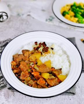  今日晚餐紫玉米咖喱土豆牛肉，鸡蛋西兰花。