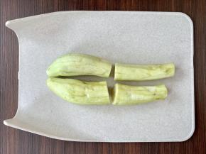 茄子洗净去头去皮，切成两段。