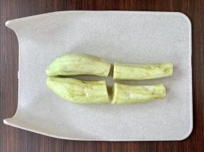 茄子洗净去头去皮，切成两段。