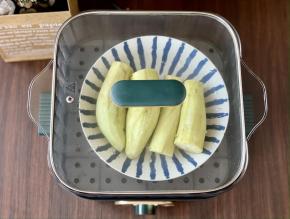 锅里加入适量水，烧开后，把茄子上锅蒸15分钟。