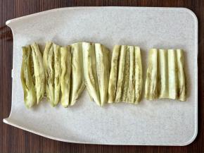 茄子蒸好之后，对半切开，再划几刀，注意不要划断，这样就有点鳗鱼的样子了。