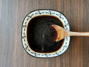 调配蒲烧汁：在碗中加入2勺生抽、1勺蚝油、1勺米酒、半勺老抽、2勺蜂蜜、1茶匙盐、1茶匙白糖、半碗清水，搅拌均匀。