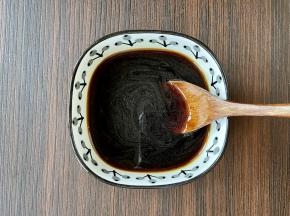 调配蒲烧汁：在碗中加入2勺生抽、1勺蚝油、1勺米酒、半勺老抽、2勺蜂蜜、1茶匙盐、1茶匙白糖、半碗清水，搅拌均匀。