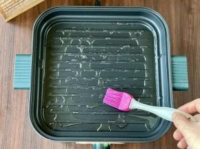 多功能锅换煎盘，刷一层植物油，烧热。