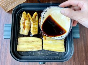 倒入调配好的蒲烧汁，转大火收汁。