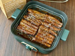 过程中用勺子把汤汁浇在茄子面上，过程中可以翻个面，烧至汤汁浓稠，出锅前撒上白芝麻即可。