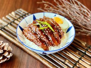 盛一碗米饭，面上摆上蒲烧茄子，再放半个煮熟的鸡蛋，撒一些香葱点缀，香喷喷的蒲烧茄子饭就做好啦！