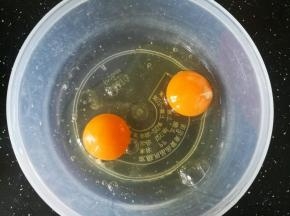 碗中打入鸡蛋