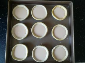 把蛋挞液倒入蛋挞皮中，八分满