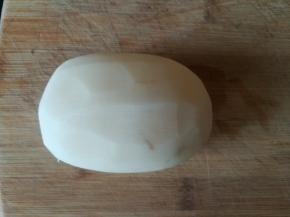 准备一节藕，洗净削皮