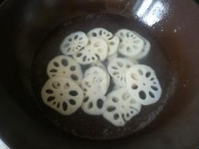 藕片下锅，焯水一二分钟，捞出。备用