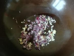 热锅爆香洋葱和蒜