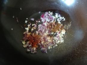 加入五香粉，辣椒粉，孜然粉，生抽，盐