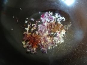 加入五香粉，辣椒粉，孜然粉，生抽，盐