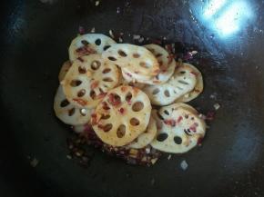 倒入藕片，翻炒均匀。