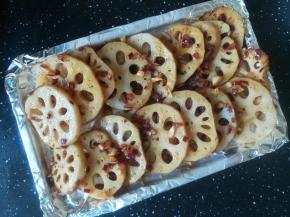 炒好的藕片装入烤盘。