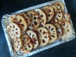 炒好的藕片装入烤盘。
