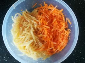 胡萝卜和土豆切成丝。用盐杀一下水。