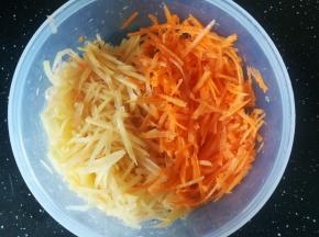 胡萝卜和土豆切成丝。用盐杀一下水。