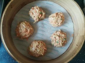 捏成团。放在蒸笼里。