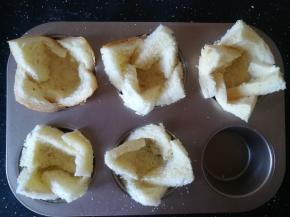 吐司放入模具中