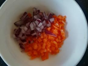 洋葱，胡萝卜切丁