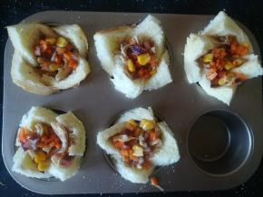 把配料装入吐司杯中