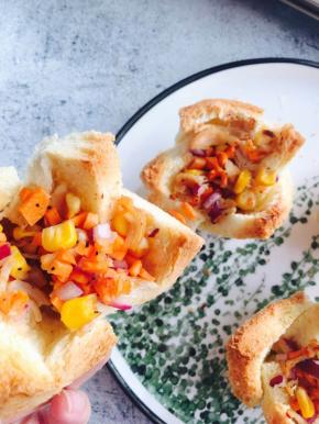 边酥酥脆脆的。馅料口感丰富。