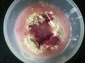 面粉中加入紫薯粉和清水