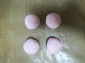 把面团分成四个