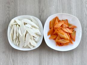 茭白洗净剥皮，切成菱形片，胡萝卜洗净削皮，同样切成菱形片；