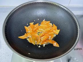 先下入胡萝卜片翻炒片刻。