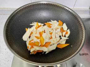 再下入茭白片，炒至变软。